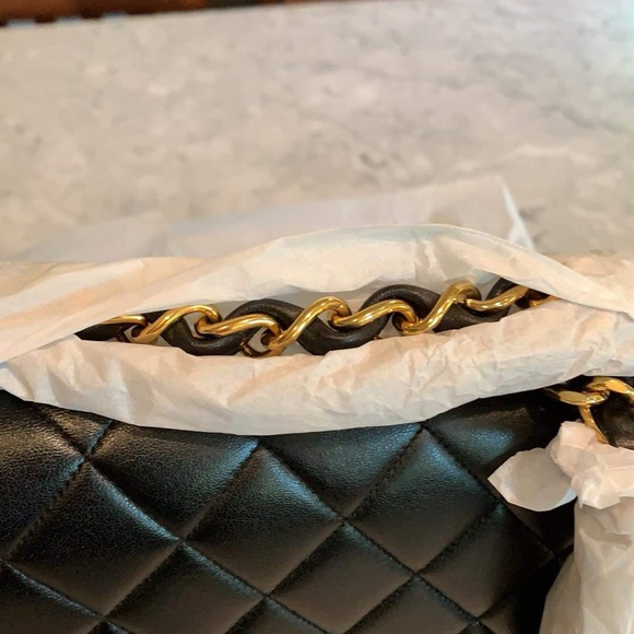 Vintage Chanel with gold hardware in excellent condition. - Picture 2 of 7